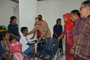 Wujudkan Perhatiannya, Pemkot Kupang Serahkan Alat Bantu Mobilitas Bagi 107 Penyandang Disabilitas