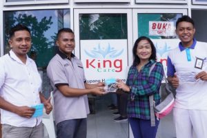 Klinik King Care pro-aktif lawan Corona, bagi masker gratis ke awak media di Kupang