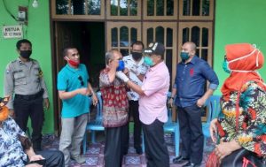 Cegah penyebaran Covid-19, Wali kota Kupang bagi-bagi masker bagi warganya