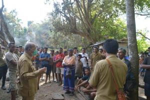 Bupati Dapawole Serahkan Bantuan Sosial di Kampung Kadoki, Desa Gaura yang terbakar
