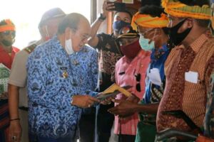 Bupati Dapawole Serahkan Sertifikat Redistribusi Tol Tahun 2019 bagi warga Desa Manumada