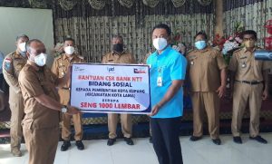 Dirut Bank NTT Serahkan CSR Dampak Seroja 6000 Lembar Seng Kepada 6 Kecamatan di Kota Kupang